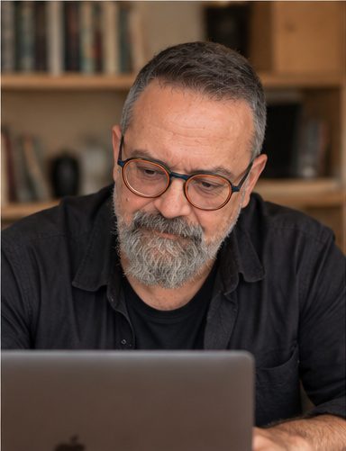 Ernest preparando una clase en directo frente a su ordenador